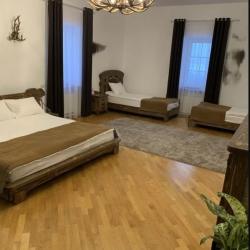 Номер улучшенный с 2 односпальными и 1 двуспальной кроватью