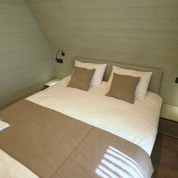 4-местный 2-комнатный коттедж премиум с 2 двуспальными кроватями