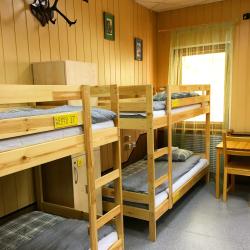 Кровать в 10-местном общем номере