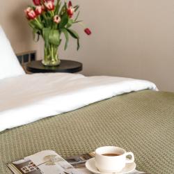 Коттедж улучшенный с общей террасой и видом на озеро