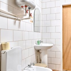 Кровать в 11-местном общем номере