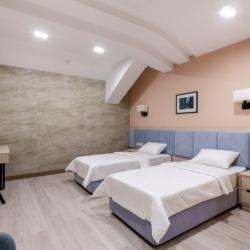 Номер стандарт с 2 односпальными кроватями (без окна)