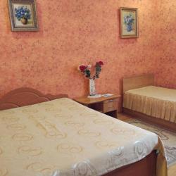 Номер стандарт эконом с 1 односпальной и 1 двуспальной кроватью