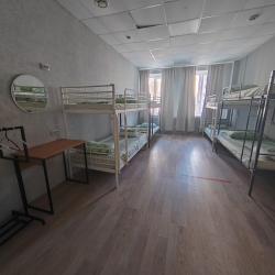 Кровать в 8-местном общем женском номере