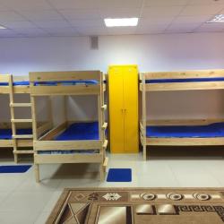 Кровать в общем женском 16-местном номере с 8 двухъярусными кроватями