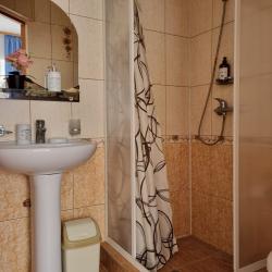 Комната полулюкс с 1 двуспальной кроватью и 1 двухъярусной кроватью