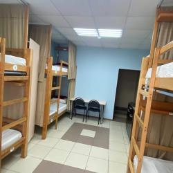 Кровать в мужском 6-местном номере (удобства на этаже)