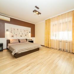 Фото Отель Бoльшая 3-x комнaтнaя кваpтира в центре города