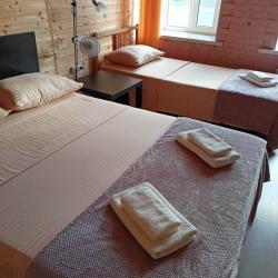 Номер стандарт с 2 односпальными и 1 двуспальной кроватью (мансарда)