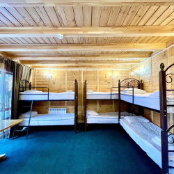 Кровать в 6-местном общем мужском номере