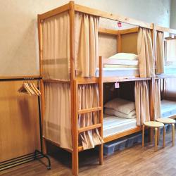 Кровать в 10-местном общем женском номере