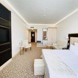 Номер улучшенный с 1 двуспальной кроватью для гостей с ограниченными возможностями