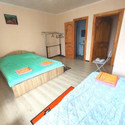 Номер комфорт семейный с 1 односпальной и 1 двуспальной кроватью