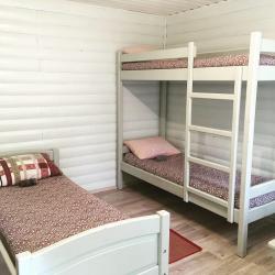Комната стандарт с 1 односпальной кроватью и 1 двухъярусной кроватью (душ на территории)