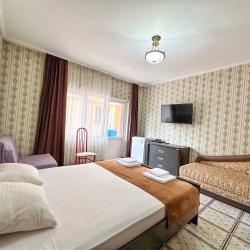 Номер стандарт с 2 односпальными и 1 двуспальной кроватью