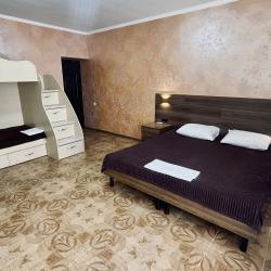 4-местный номер комфорт с 1 двуспальной кроватью и 1 двухъярусной кроватью