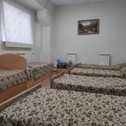 Кровать в шестиместном номере стандарт