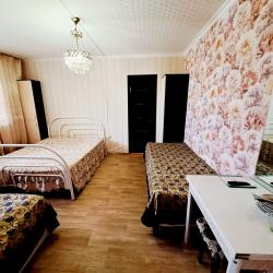 Номер стандарт с 2 односпальными и 1 двуспальной кроватью
