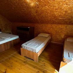 Номер стандарт семейный с 3 односпальными и 1 двуспальной кроватью (мансарда)