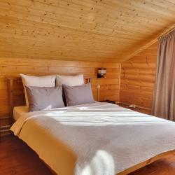 2-комнатный коттедж премиум с 3 односпальными и 1 двуспальной кроватью (мансарда)