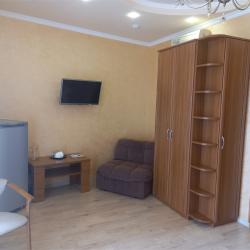 Номер комфорт с 1 двуспальной кроватью с балконом (вид на горы, кипарисы)