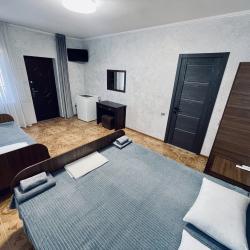 Номер комфорт с 1 односпальной и 1 двуспальной кроватью