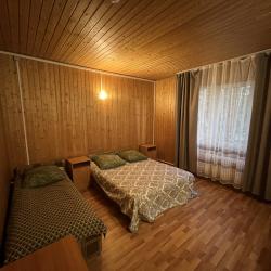 Комната стандарт с 1 односпальной и 1 двуспальной кроватью