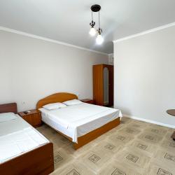 Номер стандарт с 2 односпальными и 1 двуспальной кроватью