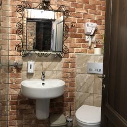 Номер стандарт с 1 двуспальной кроватью (мансарда)