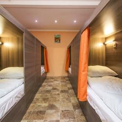 Кровать в 5-местном общем женском номере (без окна)