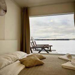 Домик с видом на озеро