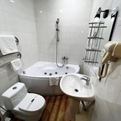 Номер комфорт с 1 двуспальной кроватью (с завтраком)