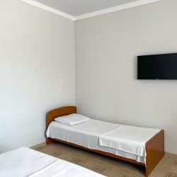 Номер стандарт с 2 односпальными и 1 двуспальной кроватью