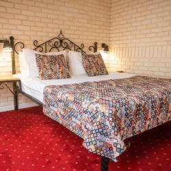 Номер стандарт с 1 двуспальной кроватью (мансарда)