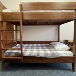 Кровать в 6-местном общем женском номере с балконом №5 (общие удобства)