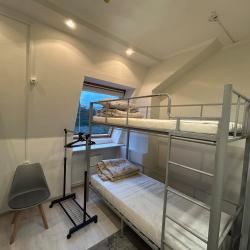 Кровать в 8-местном общем номере