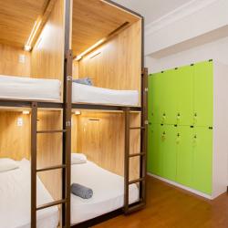 Кровать в 12-местном общем мужском номере (удобства на этаже)