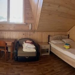 Номер стандарт с 1 двуспальной кроватью и кресло-кроватью (мансарда)
