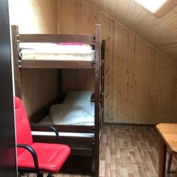 Номер стандарт с 1 двухъярусной кроватью и 1 односпальной кроватью (мансарда)
