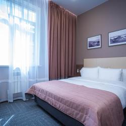 Номер стандарт с 1 двуспальной кроватью (вид на улицу)