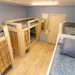 Кровать в 8-местном общем номере