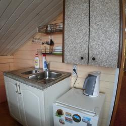 Номер эконом стандарт с 1 односпальной и 1 двуспальной кроватью (мансарда)