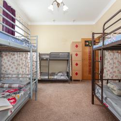 Номер эконом с двумя односпальными кроватями и одной двухъярусной кроватью ( удобства на этаже)