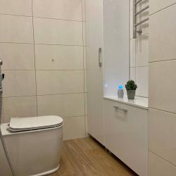 Фото Отель Новая квартира с кроватью возле панорамного окна, высокий этаж