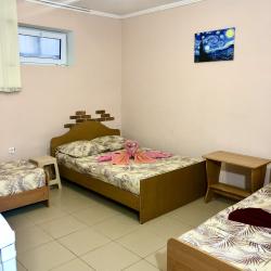 Комната стандарт с 3 односпальными и 1 двуспальной кроватью (цокольный этаж)