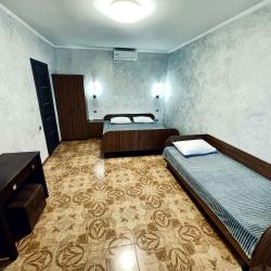 Номер комфорт с 1 односпальной и 1 двуспальной кроватью