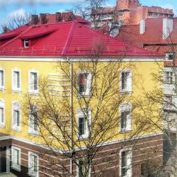 Кровать на верхнем ярусе в мужском 8-местном номере (удобства на этаже)