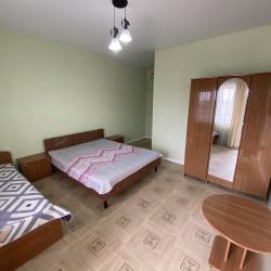 Номер стандарт с 1 односпальной и 1 двуспальной кроватью