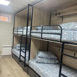 Кровать в 8-местном общем мужском номере №1