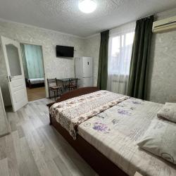 2-комнатный номер люкс улучшенный с 1 односпальной и 2 двуспальными кроватями